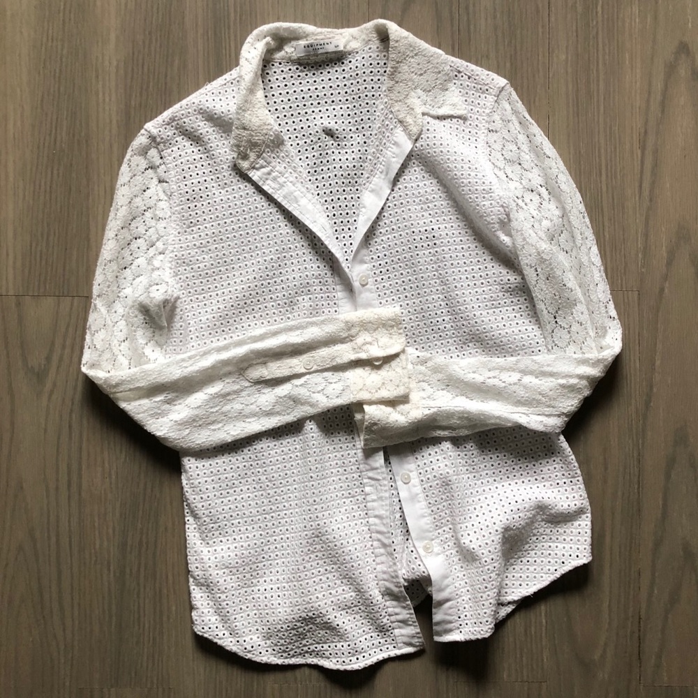 Equipment eyelet buttondown